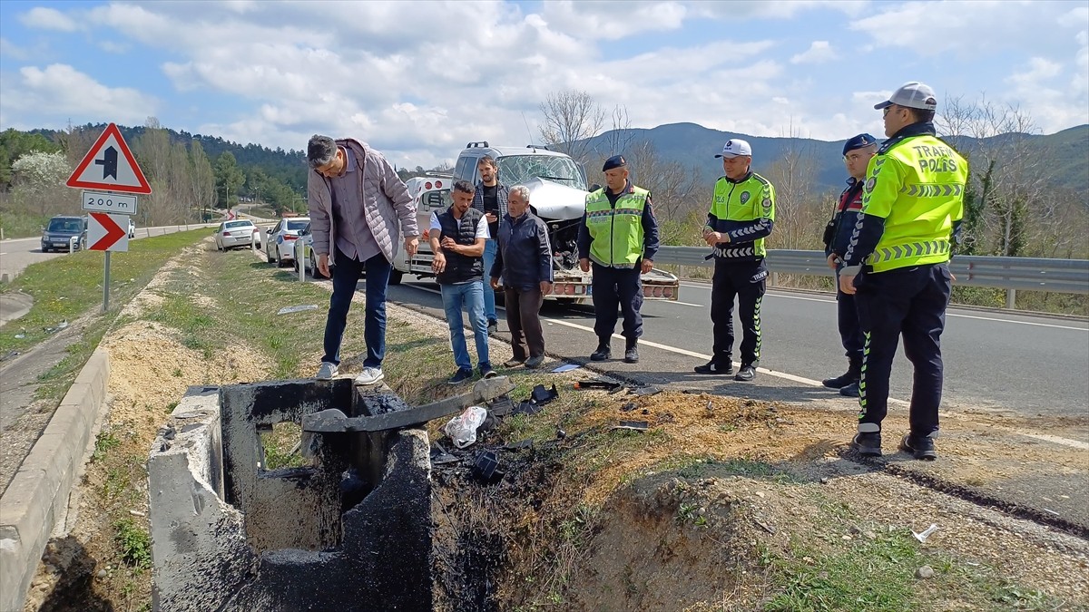 Karabük'ün Safranbolu ilçesinde, beton menfeze çarpan hafif ticari araçta 1'i ağır 3 kişi...