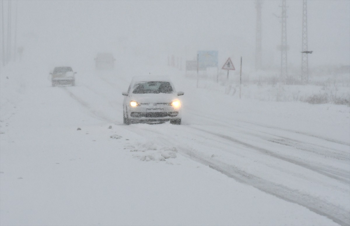 Kars'ın Sarıkamış ilçesinde etkili olan kar nedeniyle ilçe beyaza büründü. Yağış sonrası ilçe...