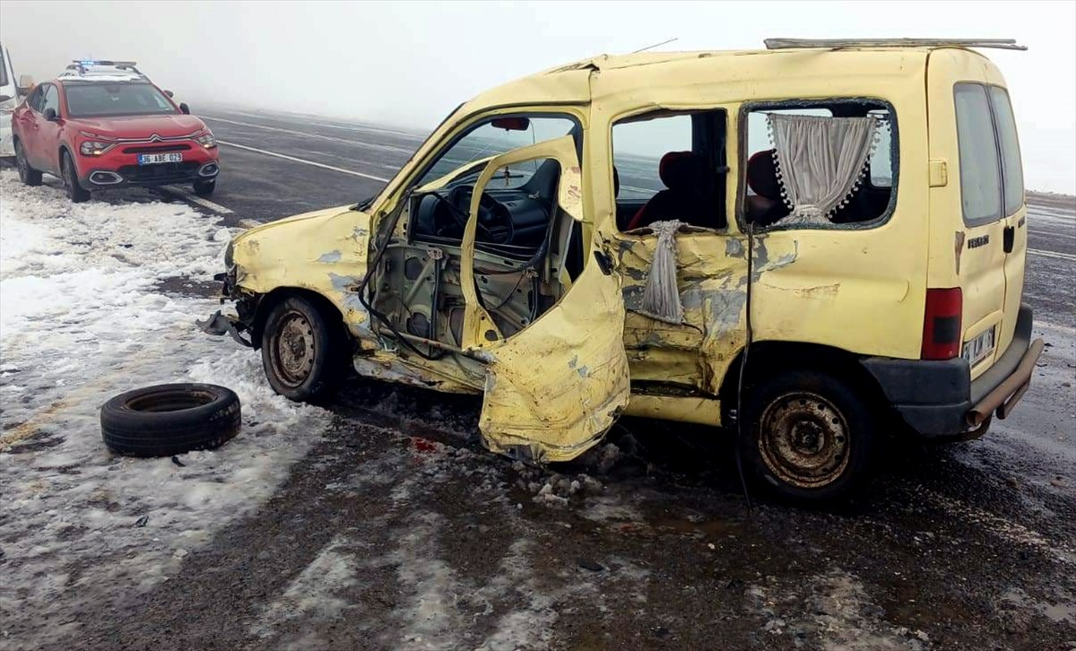 Kars'ın Sarıkamış ilçesinde kamyonet ile hafif ticari aracın çarpışması sonucu 4 kişi...