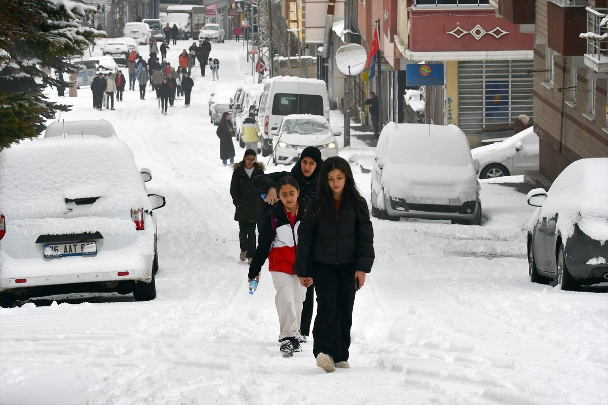 Kars'ın Sarıkamış ilçesinde kar yağışı etkili oldu.