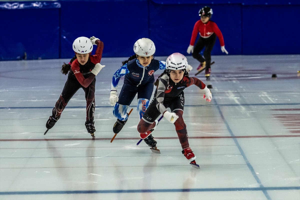 Kars'ta düzenlenen Short Track Anadolu Yıldızlar Ligi (ANALİG) Türkiye Birinciliği, müsabakaları...