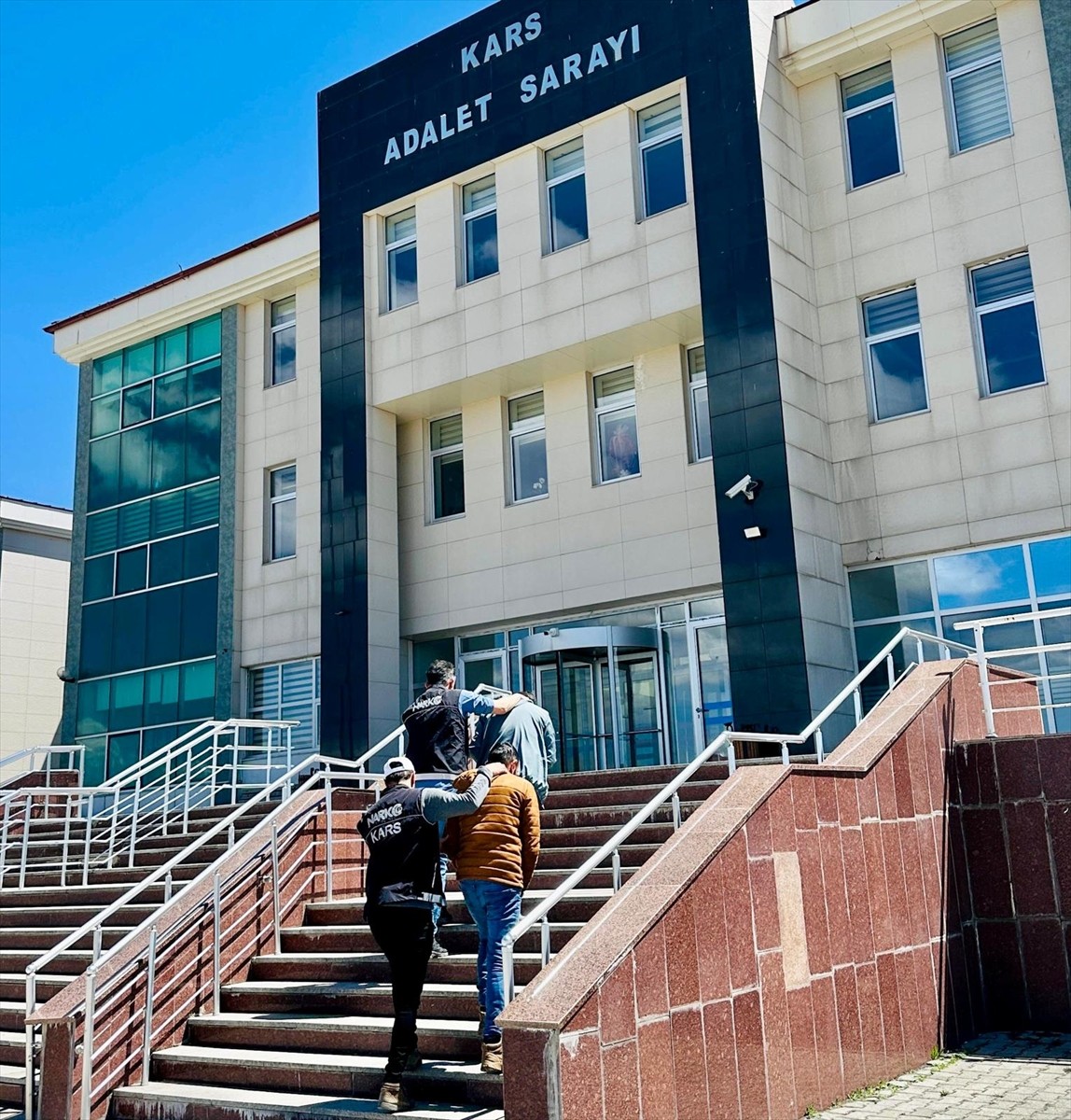 Kars'ta düzenlenen uyuşturucu operasyonunda gözaltına alınan 2 zanlı tutuklandı.