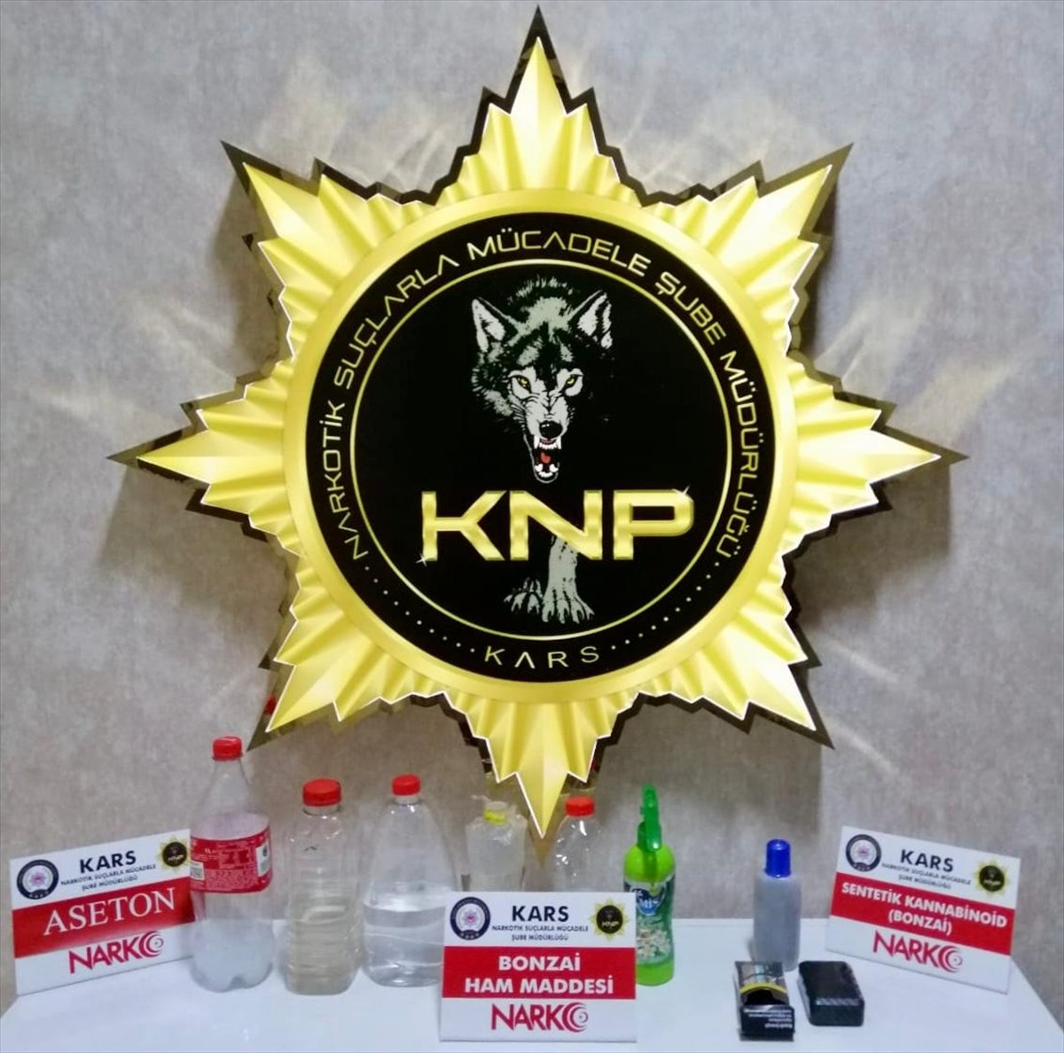 Kars'ta polis ekiplerince düzenlenen uyuşturucu operasyonunda gözaltına alınan 2 zanlı...