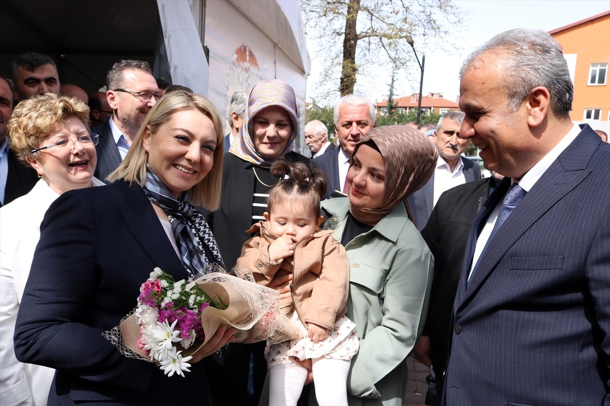 Kastamonu'nun Bozkurt ilçesinde 133 yıldır sürdürülen "bayram pilavı" etkinliğinde vatandaşlara...