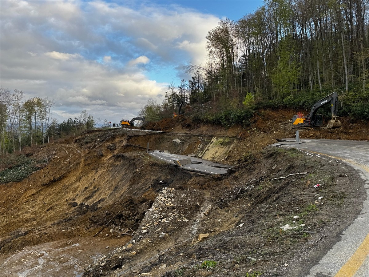 Kastamonu-Çatalzeytin kara yolu heyelan nedeniyle ulaşıma kapandı. İlçe merkezine 7 kilometre...