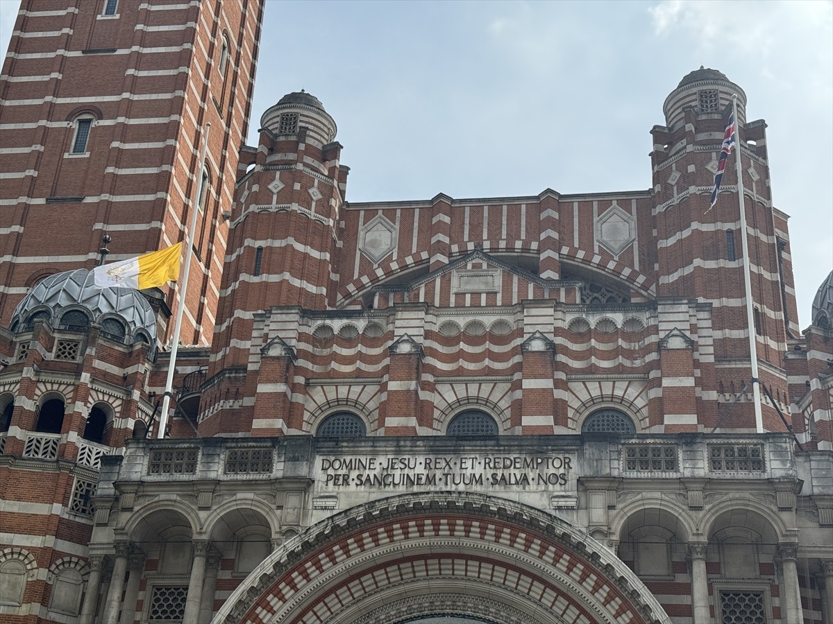 Katoliklerin ruhani lideri ve Vatikan Devlet Başkanı Papa Franciscus'un ölümü üzerine halk...