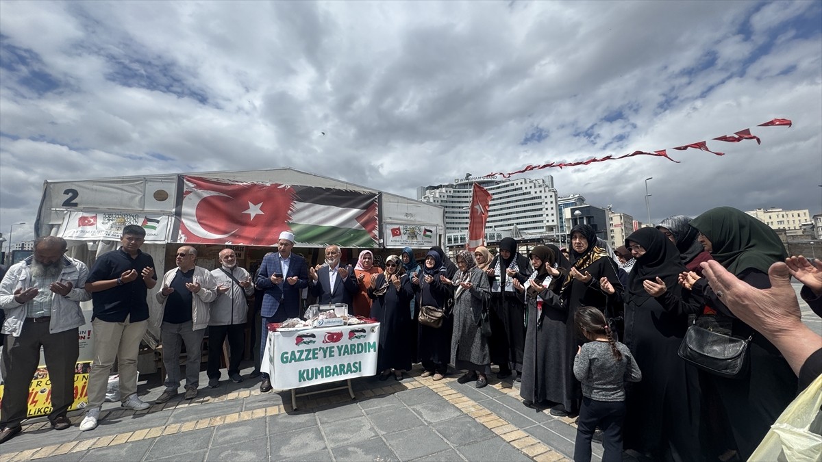 Kayseri'de bir araya gelen vatandaşlar, Gazze'deki zulmün sona ermesi için Kur'an-ı Kerim okuyup...