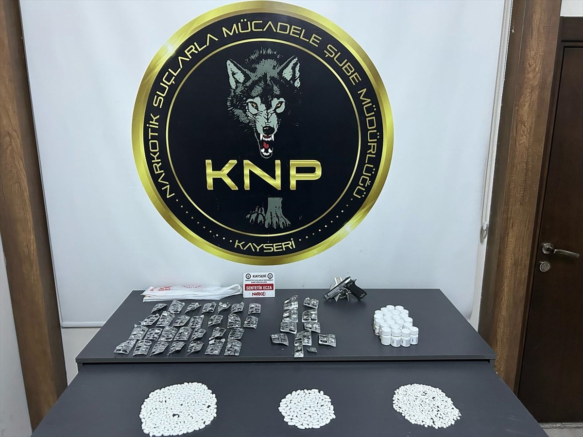 Kayseri'de düzenlenen uyuşturucu operasyonunda 3 şüpheli gözaltına alındı.İl Emniyet Müdürlüğü...