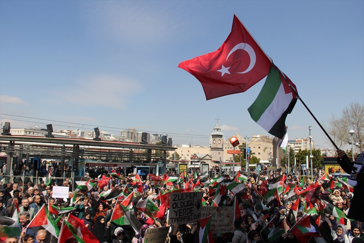 Kayseri'de, İsrail'in Gazze'ye yönelik saldırıları protesto edildi. Kayseri Filistin ile Dayanışma...