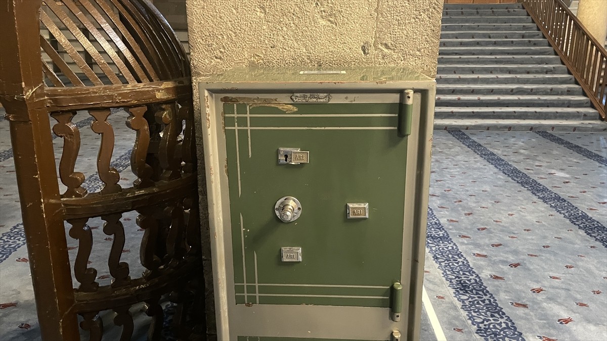 Kayseri'de tarihi camiden hırsızlık girişimi güvenlik kamerasınca kaydedildi. Yardım için toplanan...