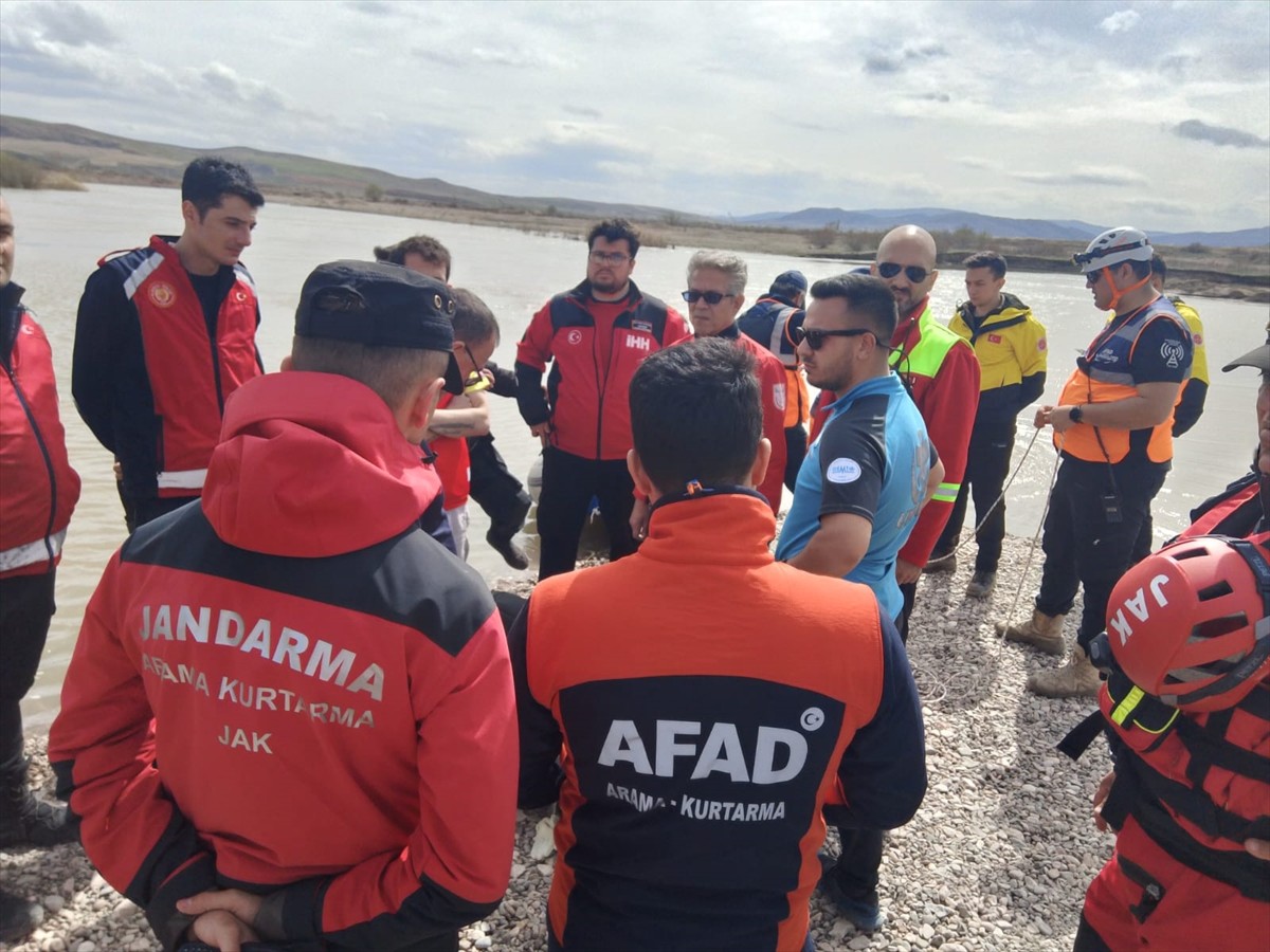 Kayseri'nin Sarıoğlan ilçesinde Kızılırmak'ta kaybolan 17 yaşındaki genç ölü bulundu.