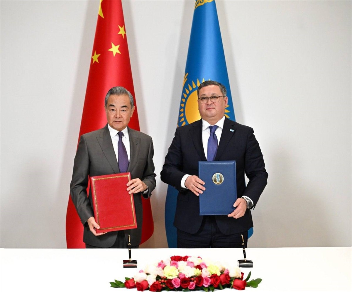 Kazakistan Başbakan Yardımcısı ve Dışişleri Bakanı Murat Nurtleu (sağda) ile Çin Dışişleri Bakanı...