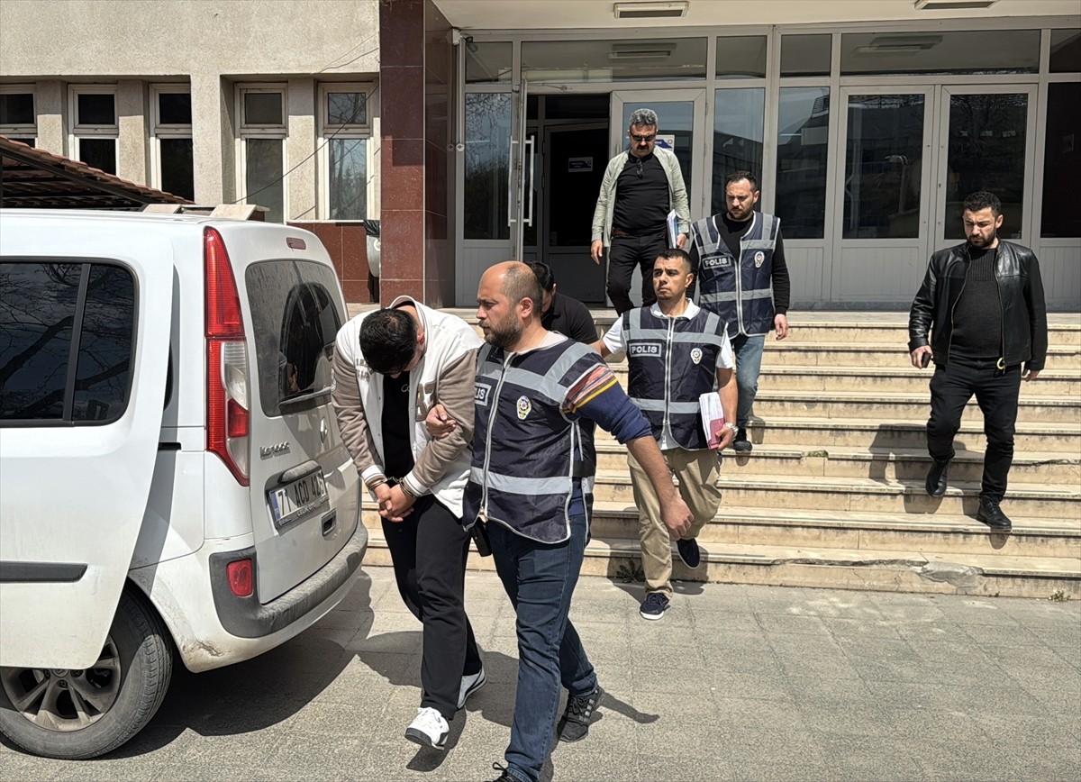 Kırıkkale'de beyaz eşya tamiri vaadiyle dolandırıcılık yaptıkları öne sürülen 2 zanlı gözaltına...