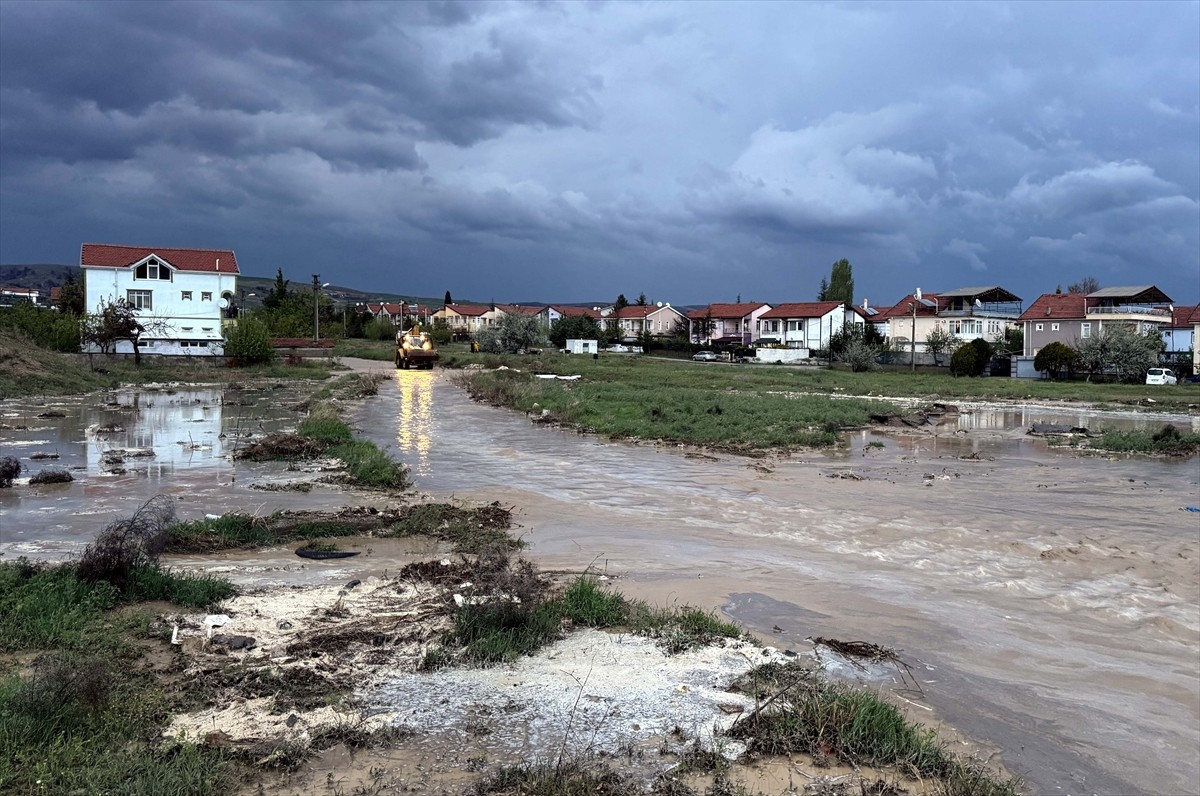 Kırıkkale'de etkili olan sağanak, su baskınlarına neden oldu.