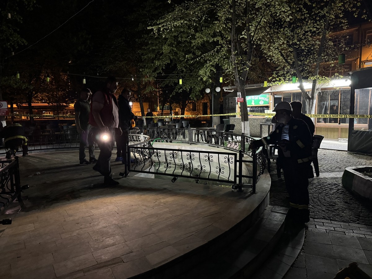 Kırklareli'nde bir çay bahçesindeki süs havuzunda elektrik akımına kapılan 4 kişi hastaneye...