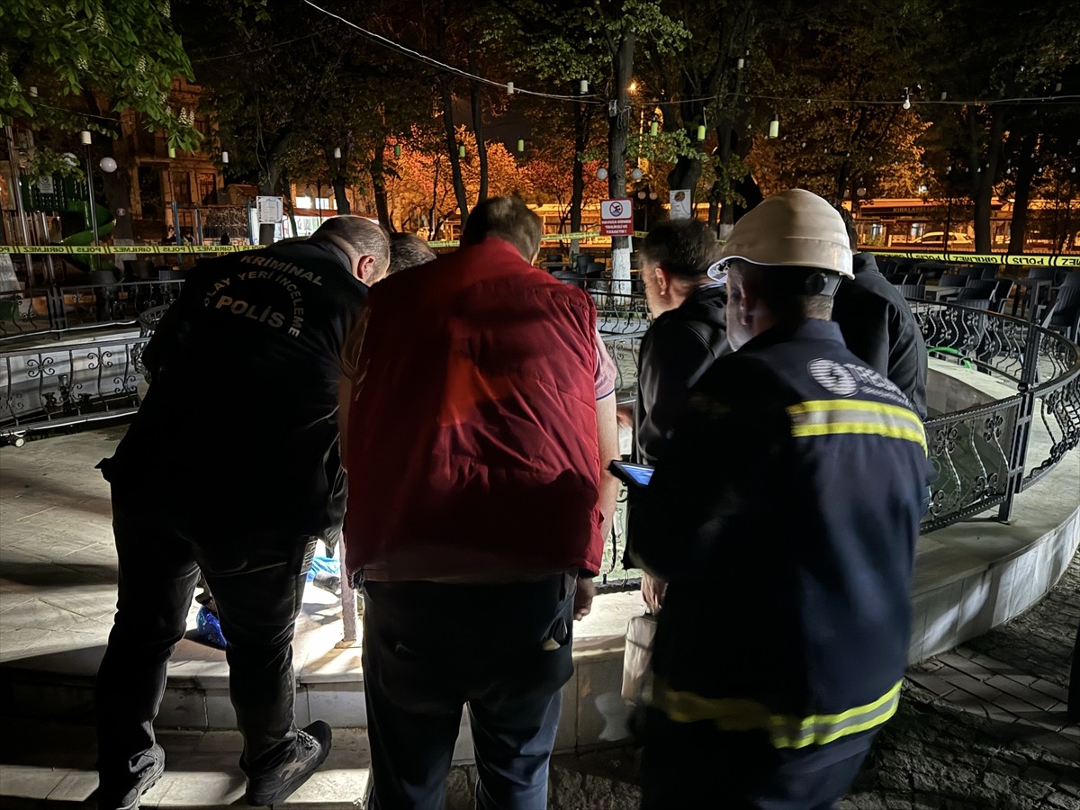 Kırklareli'nde bir çay bahçesindeki süs havuzunda elektrik akımına kapılan 4 kişi hastaneye...