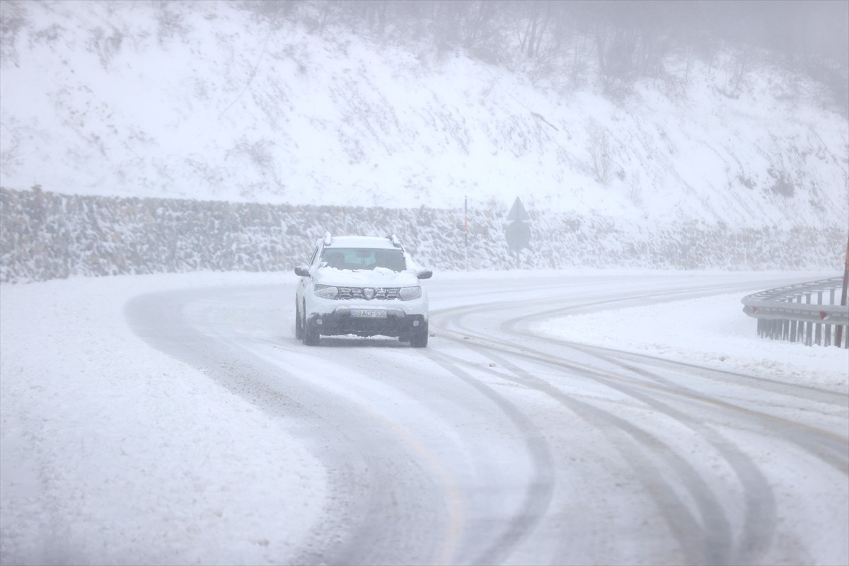 Kırklareli'nin yüksek kesimlerinde etkili olan kar yağışı yaşamı olumsuz etkilemeye devam ediyor....