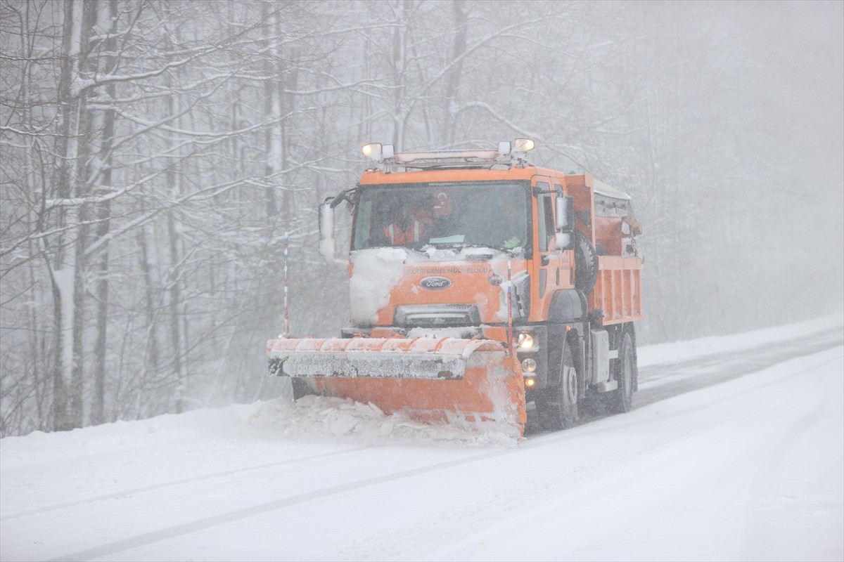 Kırklareli'nin yüksek kesimlerinde etkili olan kar yağışı yaşamı olumsuz etkilemeye devam ediyor....