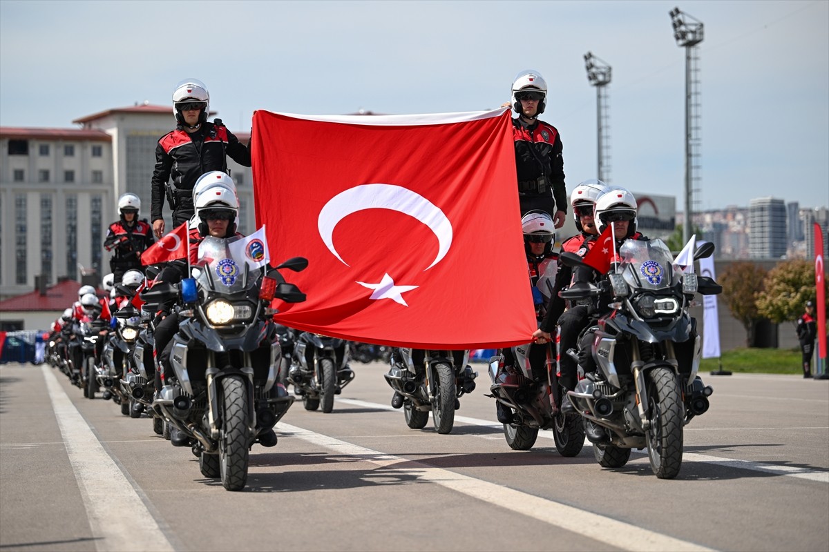 Kış şartlarında otomobilleri ile görev yapan motosikletli polis timlerinin mevsim şartlarının el...