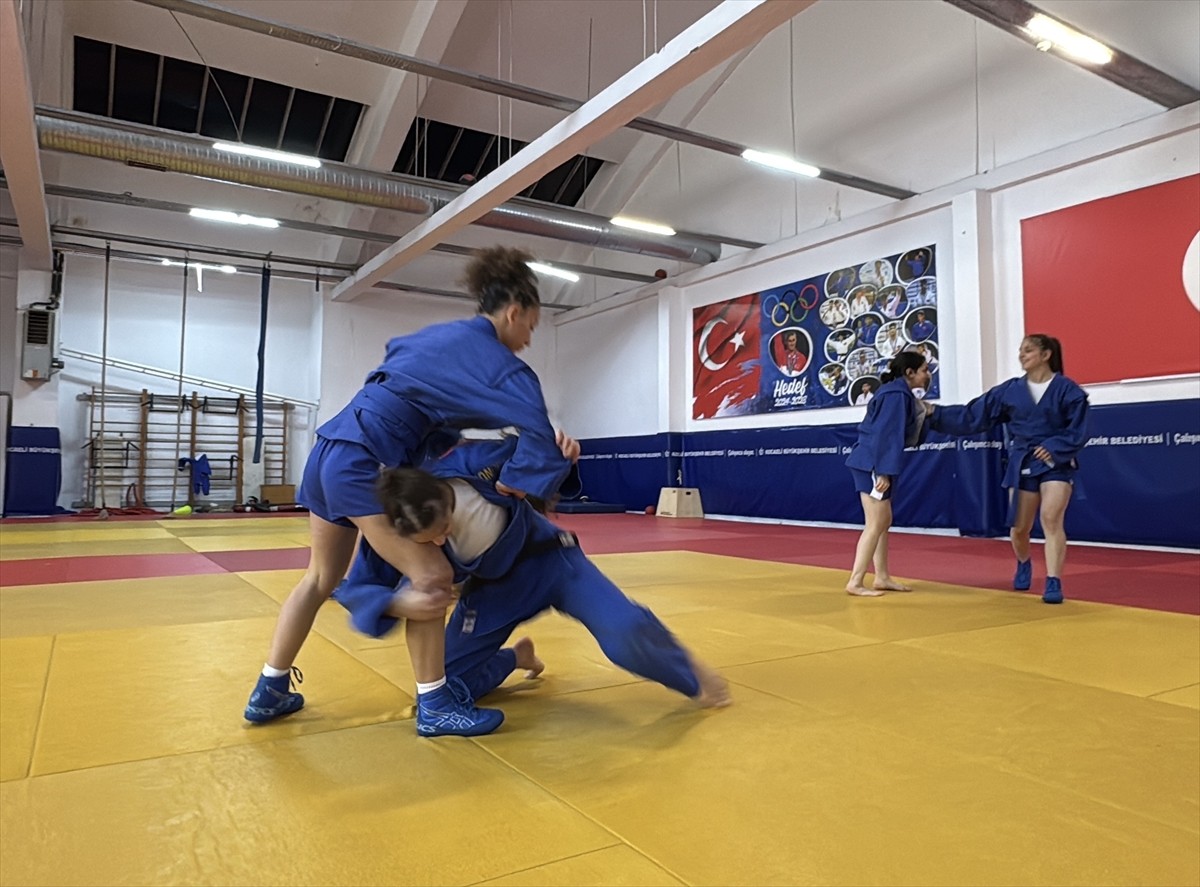 Kocaeli'de genç judocular, teknik açıdan benzerlik gösteren Rus dövüş sporu "sambo"da ortaya...