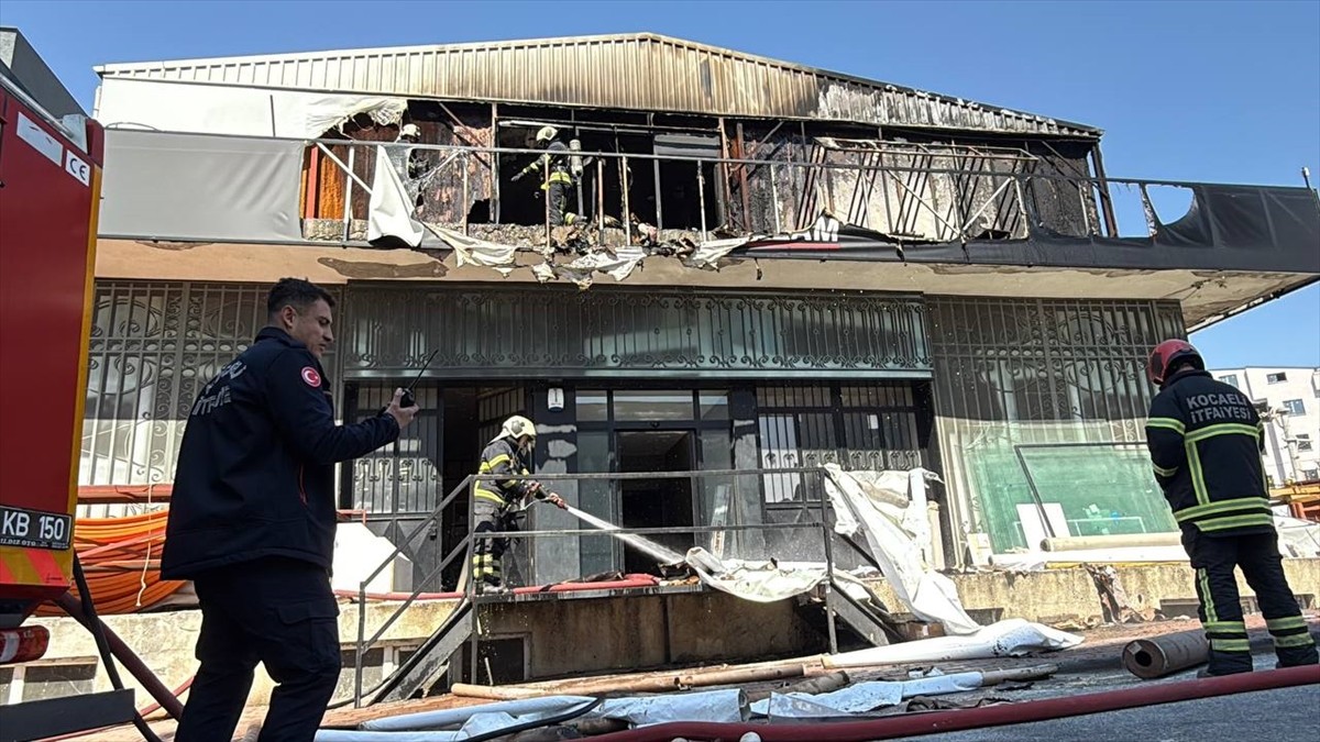 Kocaeli'nin Çayırova ilçesinde iş yerinde çıkan yangında dumandan etkilenen bir kişi hastaneye...