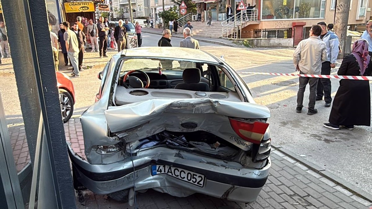 Kocaeli'nin Gebze ilçesinde hafif ticari araç ile otomobilin çarpışması sonucu 2 kişinin...
