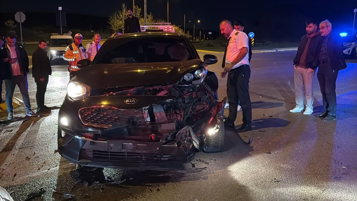 Kocaeli'nin Gebze ilçesinde otomobil ile cipin çarpıştığı kazada 2 kişi yaralandı.
