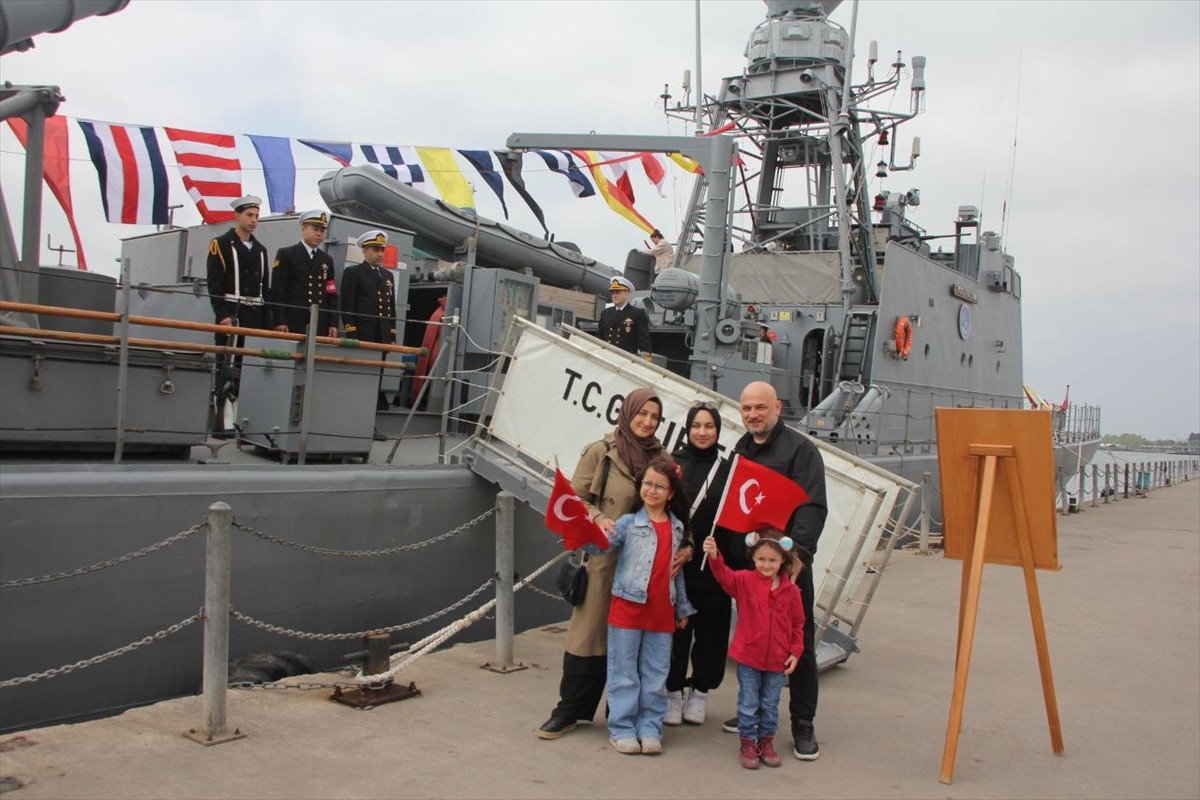 Kocaeli'nin İzmit ilçesinde 23 Nisan Ulusal Egemenlik ve Çocuk Bayramı dolayısıyla TCG Fırtına...