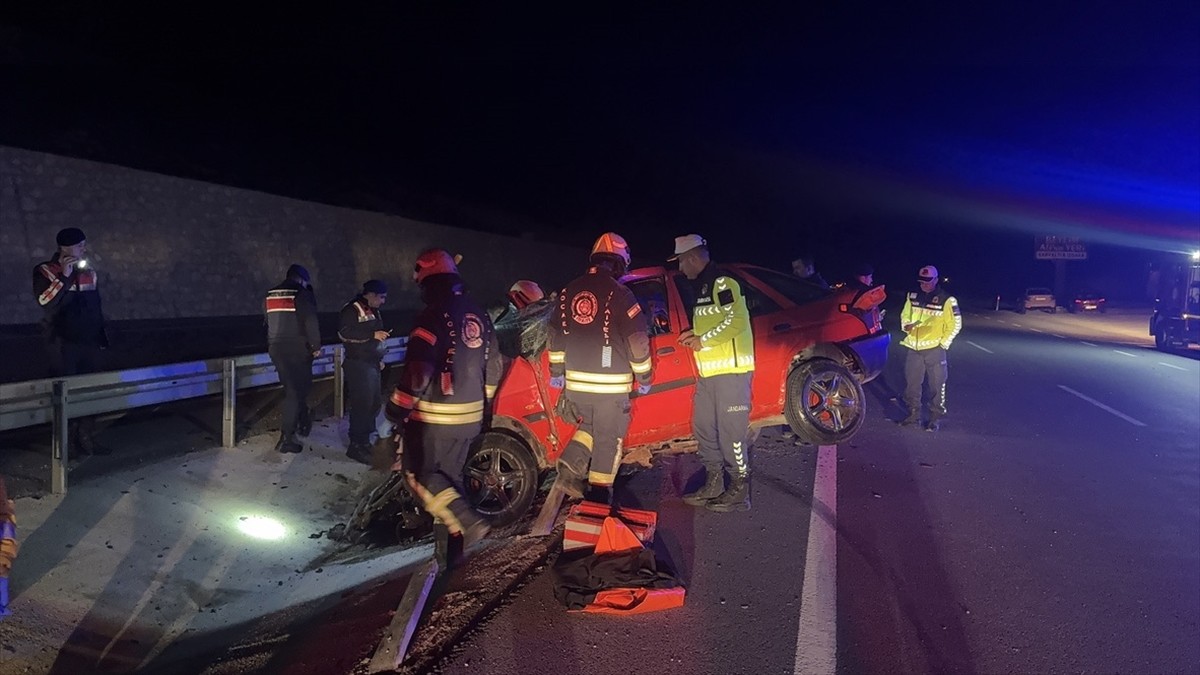 Kocaeli'nin İzmit ilçesinde otomobilin bariyere çarpması sonucu 2 kişi yaşamını yitirdi. İhbar...