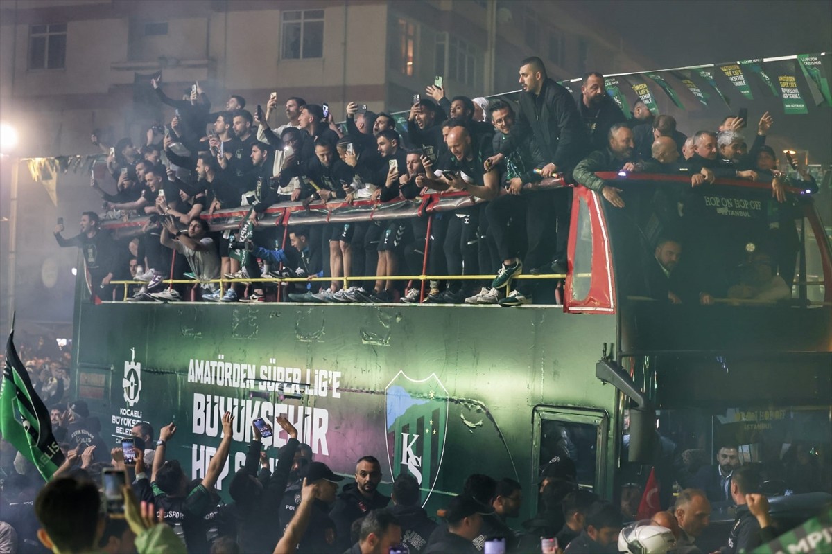 Kocaelispor'da futbolcular ve teknik heyet takımlarının şampiyon olarak Süper Lig'e yükselmesini...