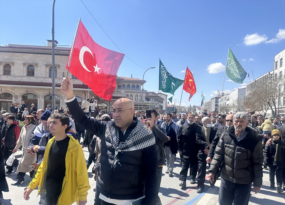 Konya'da, İsrail'in Gazze'ye yönelik saldırılarına tepki amacıyla "Gazze Ölüyor Ayağa Kalk"...