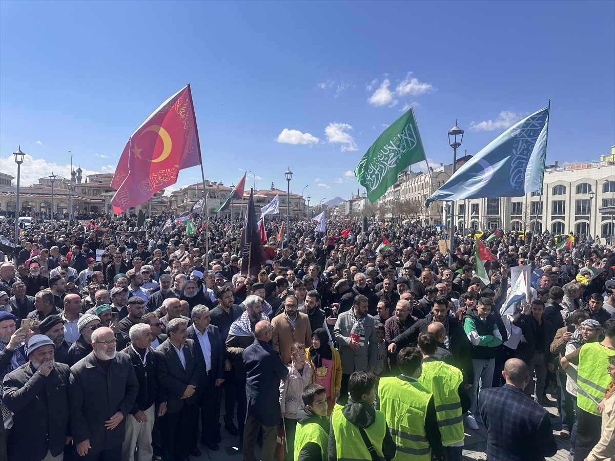 Konya'da, İsrail'in Gazze'ye yönelik saldırılarına tepki amacıyla "Gazze Ölüyor Ayağa Kalk"...