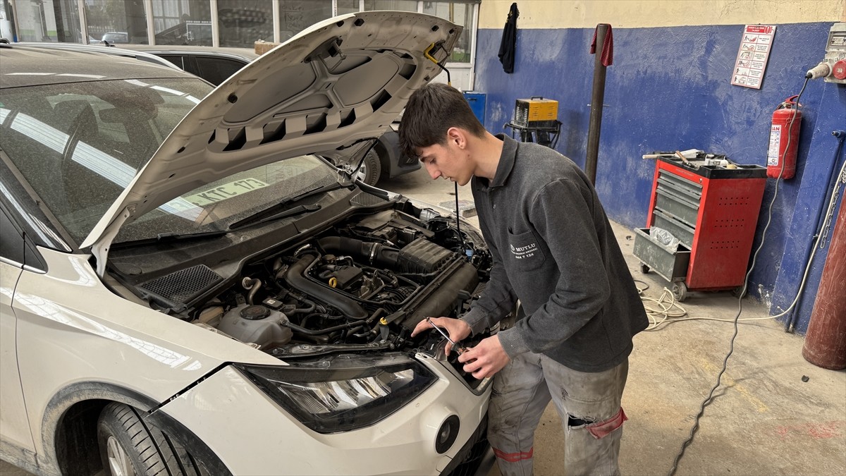 Konya'da oto sanayisinde tamircilik yapan Tamer Kurt, fedakarlık yaparak başarılar kazandığı kick...