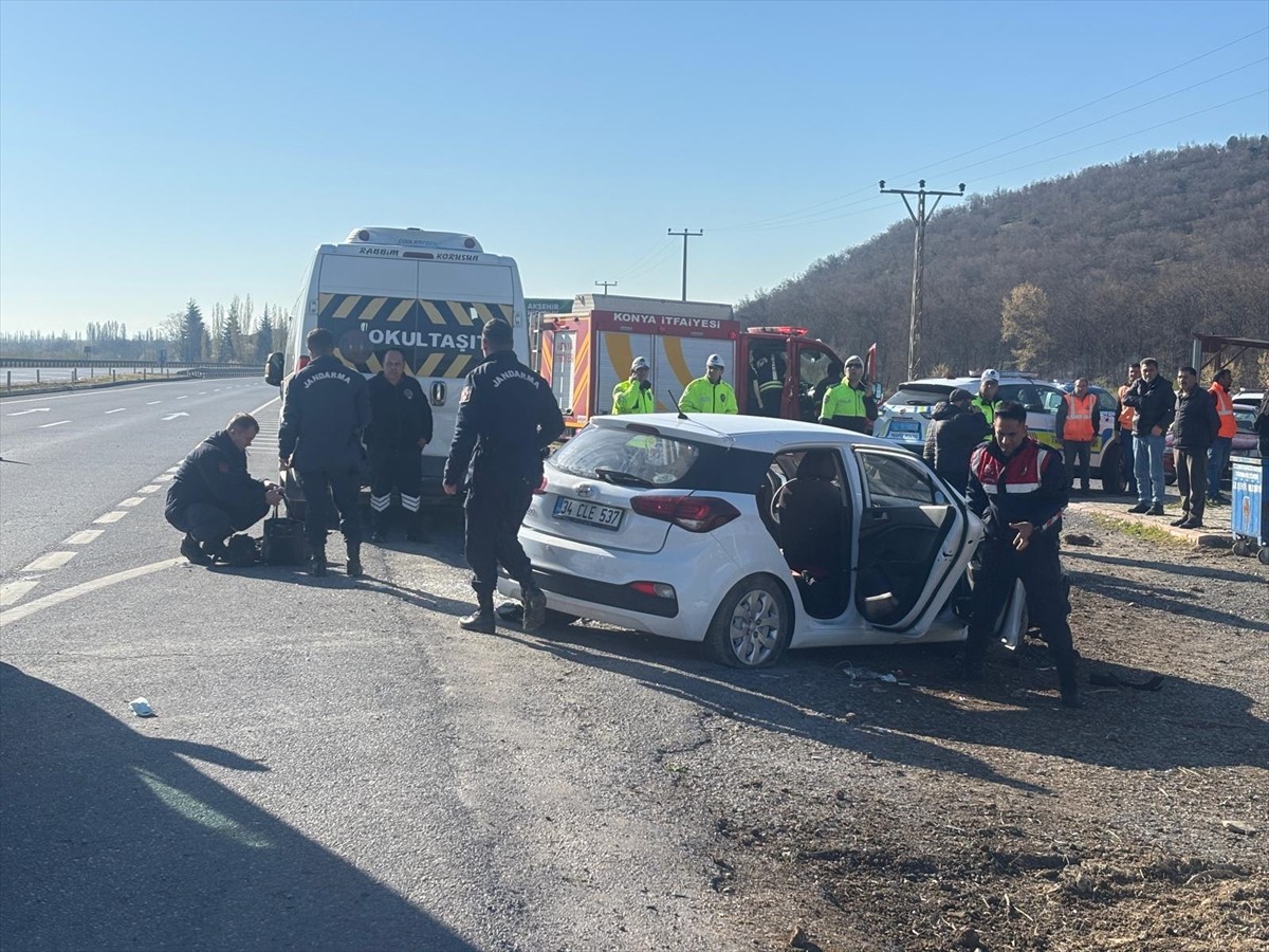 Konya'nın Akşehir ilçesinde otomobilin öğrenci servisine çarpması sonucu 5 kişi yaralandı. Olay...