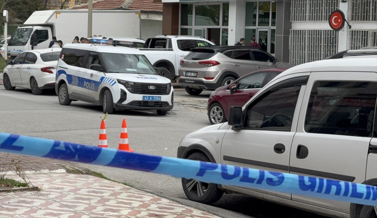 Konya'nın Karatay ilçesinde aralarında husumet bulunan dünürler arasında çıkan silahlı kavgada 2...