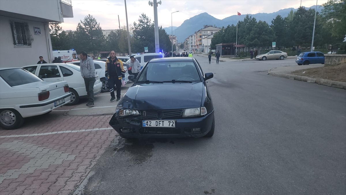 Konya'nın Seydişehir ilçesinde meydana gelen trafik kazasında bir çift ile oğulları yaralandı....