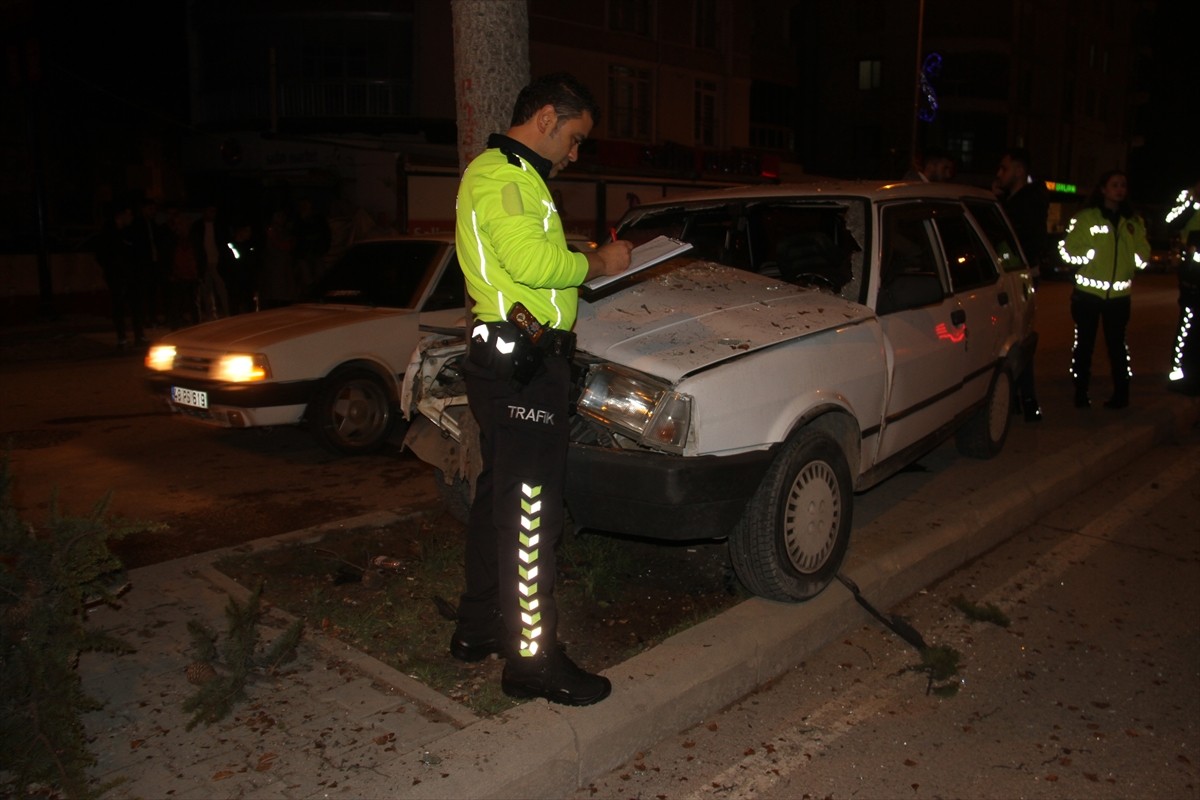  Konya’nın Beyşehir ilçesinde seyir halindeki otomobilin refüjdeki ağaca çarpması sonucu 6 kişi...