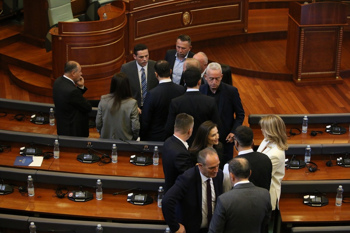 Kosova'da 9 Şubat'taki genel seçimin ardından 9. dönem milletvekillerinin yemin ettiği Genel Kurul...