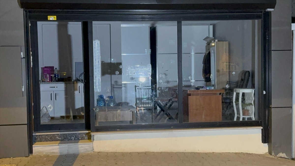 Küçükçekmece'de bir iş yerine uzun namlulu silahlarla ateş açıldı.