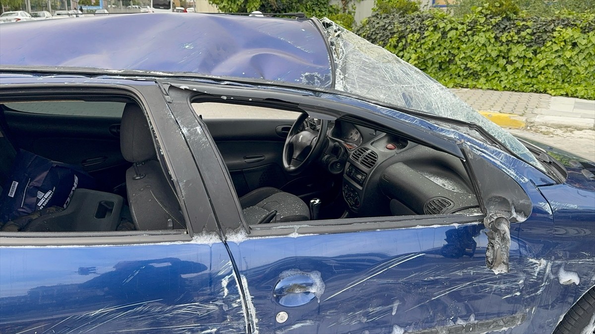 Küçükçekmece'de test sürüşü sırasında kaldırımdaki demir dubalara çarparak devrilen otomobilin...