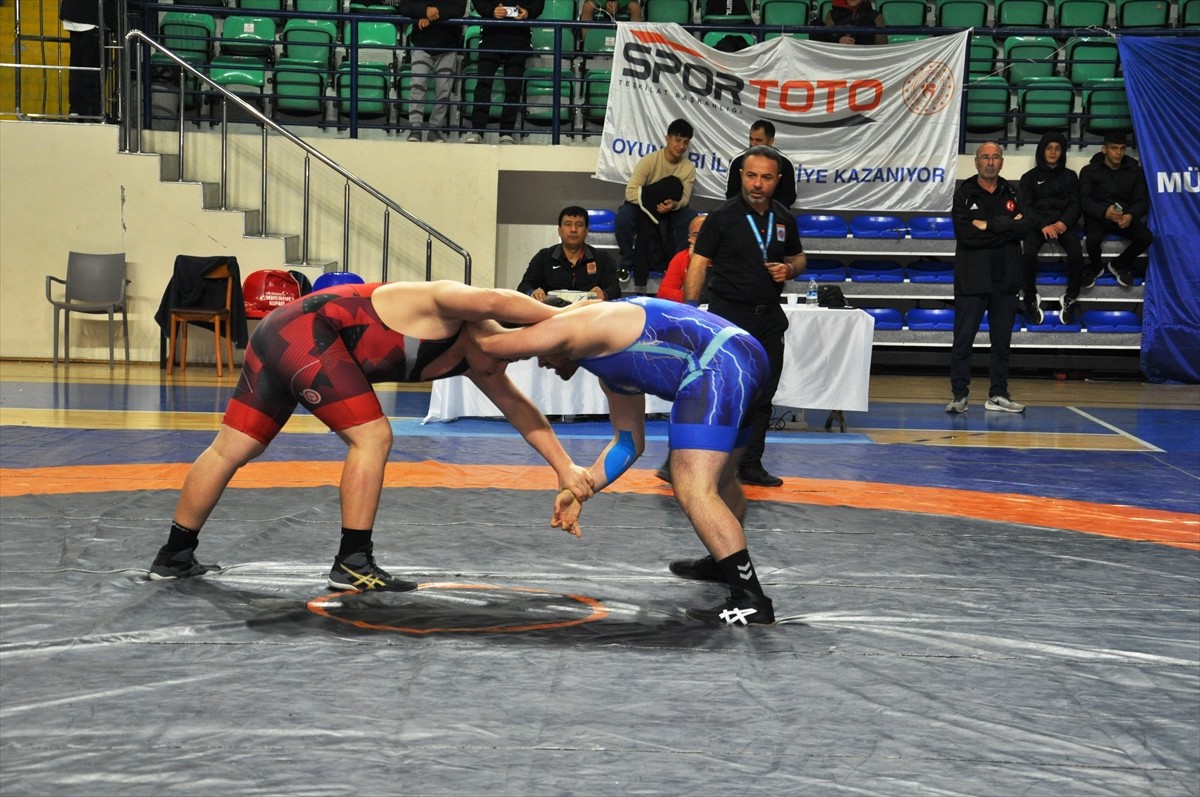 Kütahya'da düzenlenen 17 Yaş Altı Türkiye Güreş Şampiyonası'nda dereceye giren sporculara...