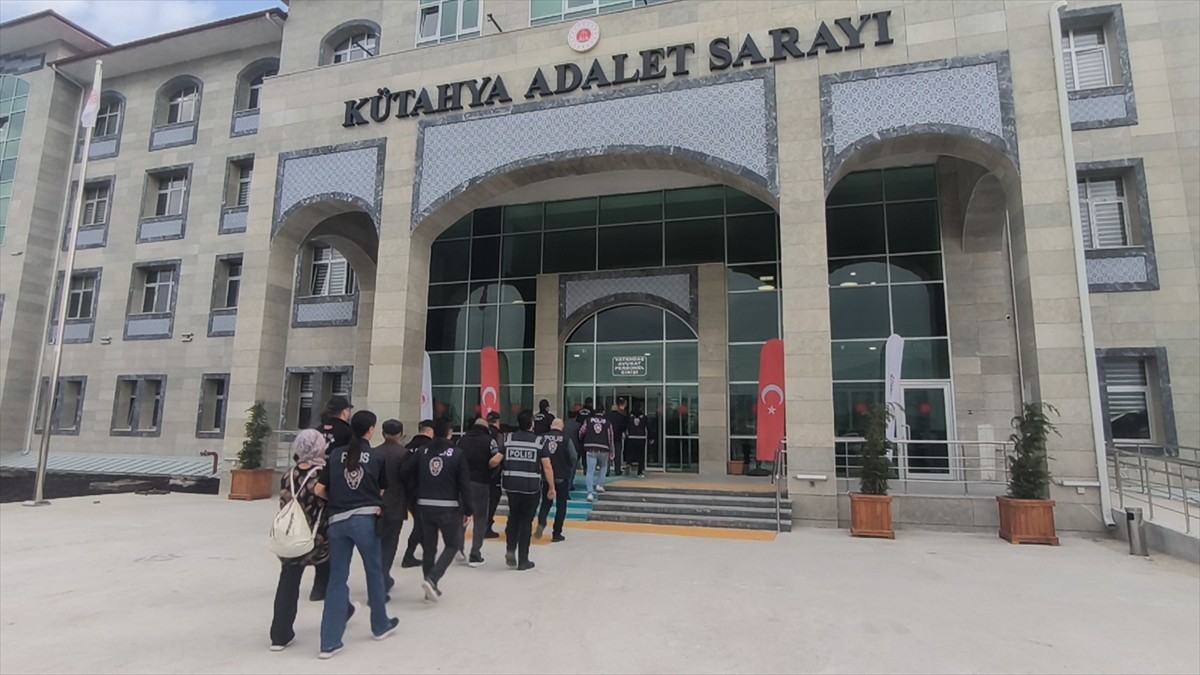 Kütahya'da gerçekleştirilen fuhuş operasyonunda gözaltına alınan 1'i kadın 6 şüpheli...