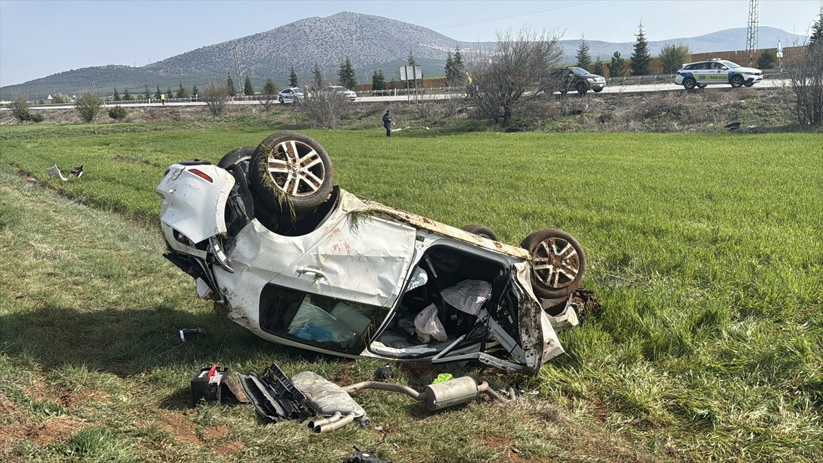 Kütahya'da otomobilin devrilmesi sonucu 1 kişi hayatını kaybetti. Kaza yerine jandarma ekipleri...