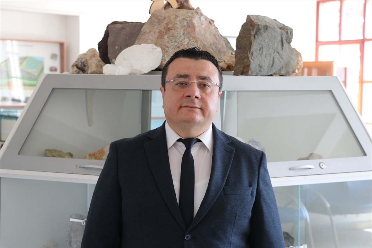 Kütahya Dumlupınar Üniversitesi (DPÜ) Simav Teknoloji Fakültesi Dekanı ve Jeoloji Yüksek Mühendisi...