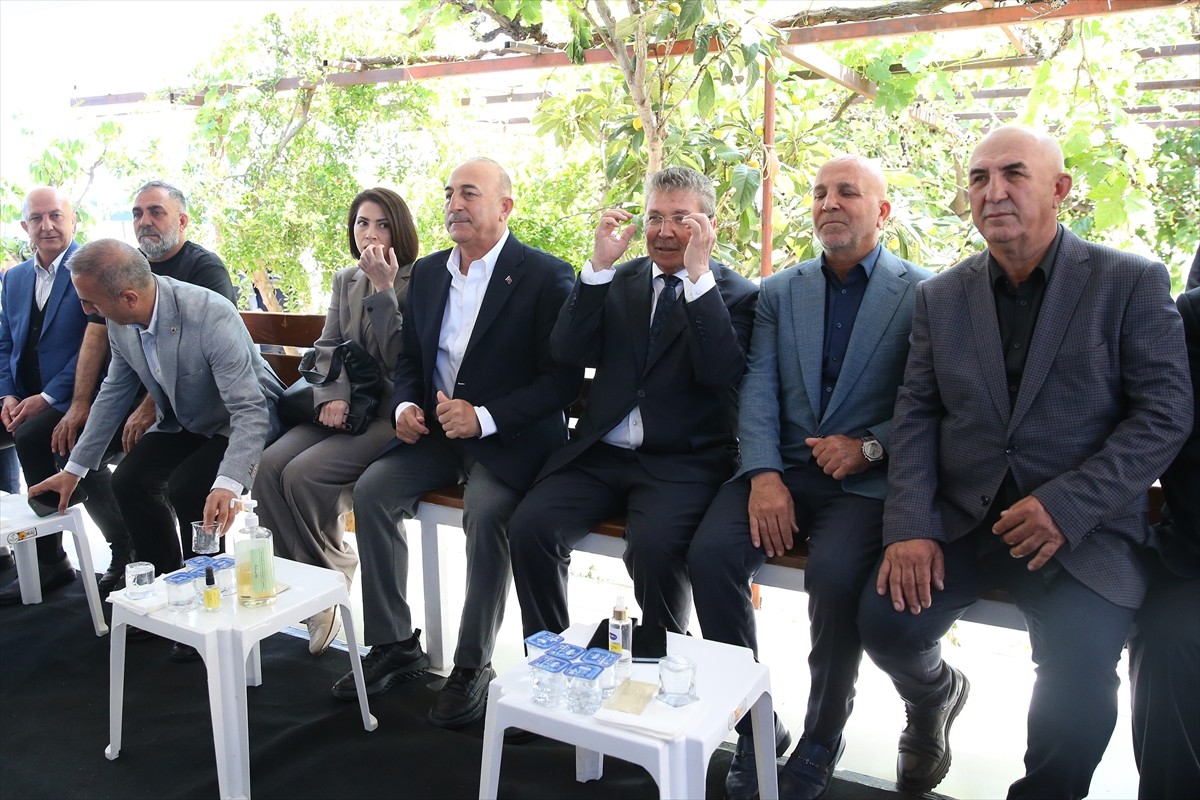 Kuzey Kıbrıs Türk Cumhuriyeti (KKTC) Başbakanı Ünal Üstel (solda), babası vefat eden eski...