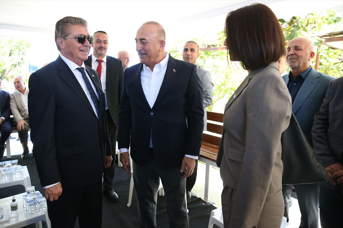 Kuzey Kıbrıs Türk Cumhuriyeti (KKTC) Başbakanı Ünal Üstel (solda), babası vefat eden eski...