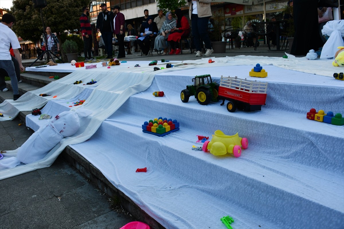 Kuzey Makedonya'nın kuzeybatısındaki Kalkandelen şehrinde Gazze'ye destek gösterisi yapıldı....