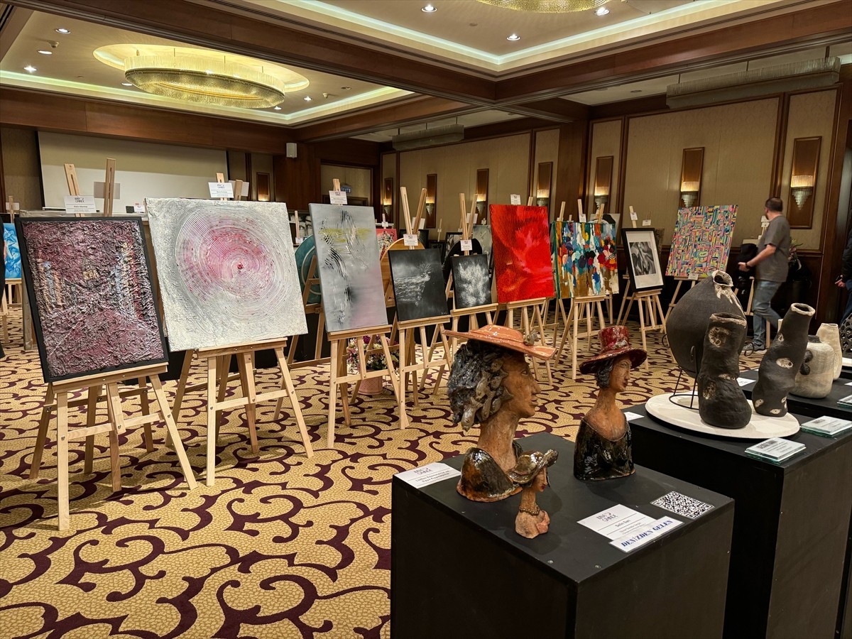 Luna Grande Art'ın görsel sanatlar sergisi "Pera Palas'ta Düşler", farklı disiplinlerden...