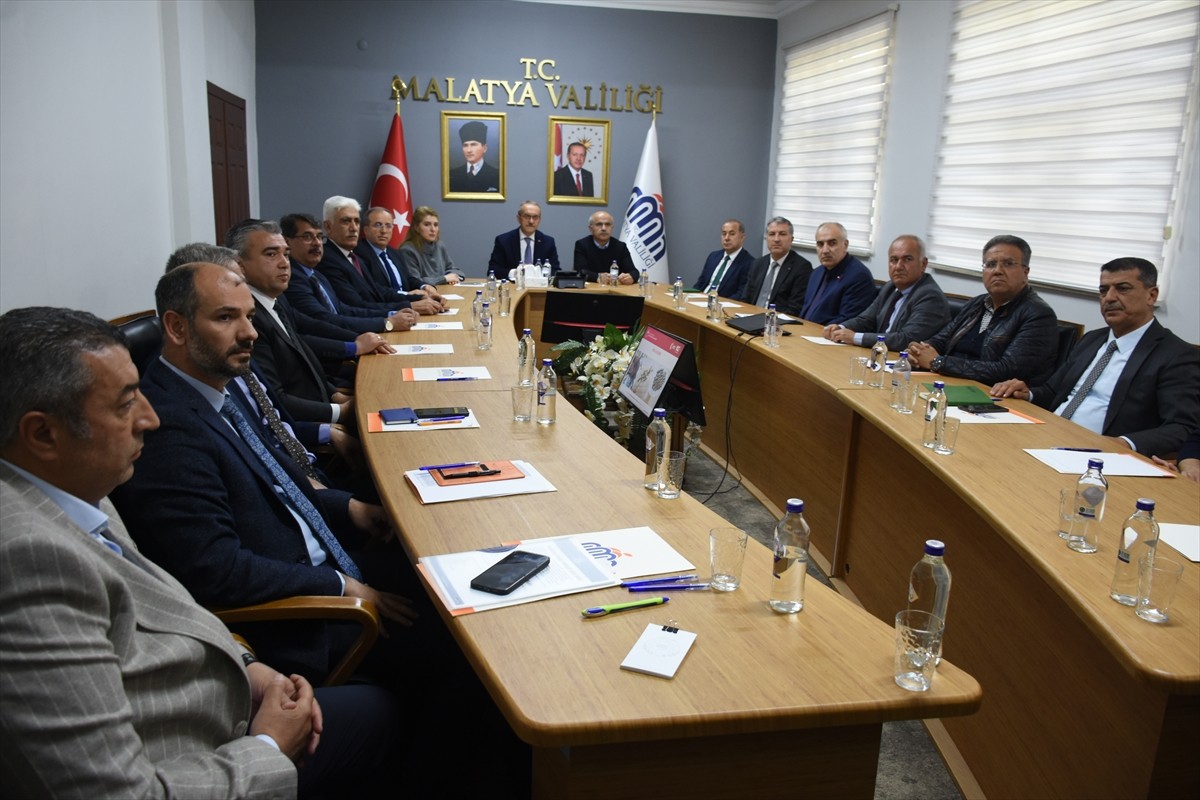 Malatya'da dün gece etkili olan zirai dondan etkilenen kayısı bahçelerinde hasar tespit...