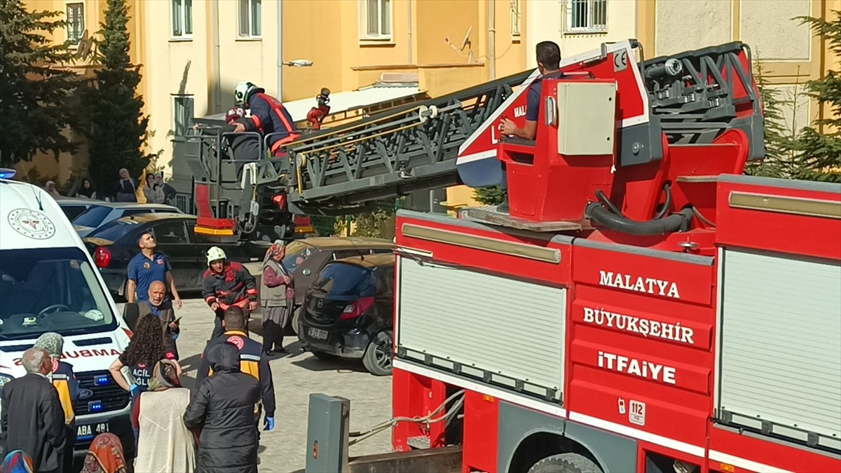 Malatya'nın Yeşilyurt ilçesinde bir apartmanda çıkan yangında 3 kişi dumandan etkilendi. Bölgeye...